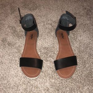 Black ankle strap sandal - size 7
